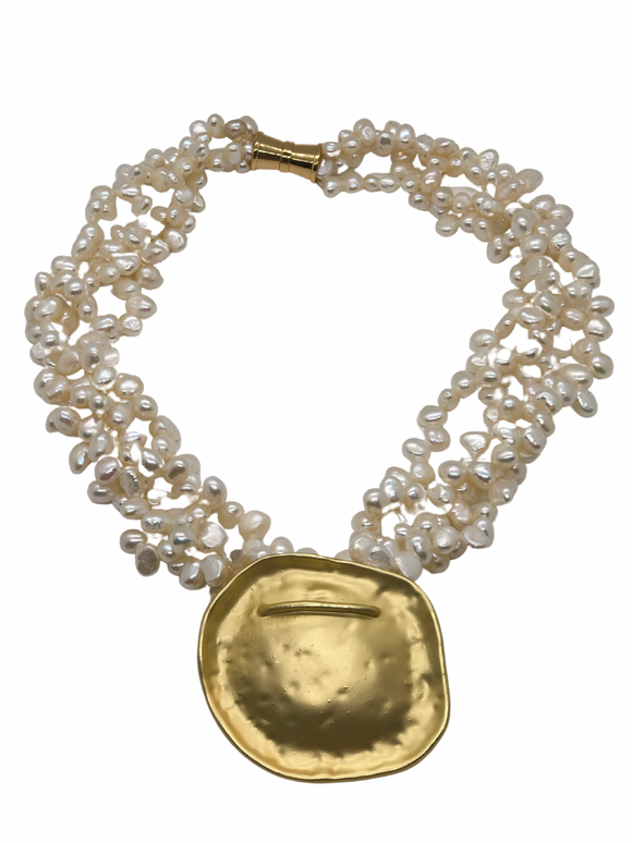 Freshwater Pearl Necklace w. Gold Disc